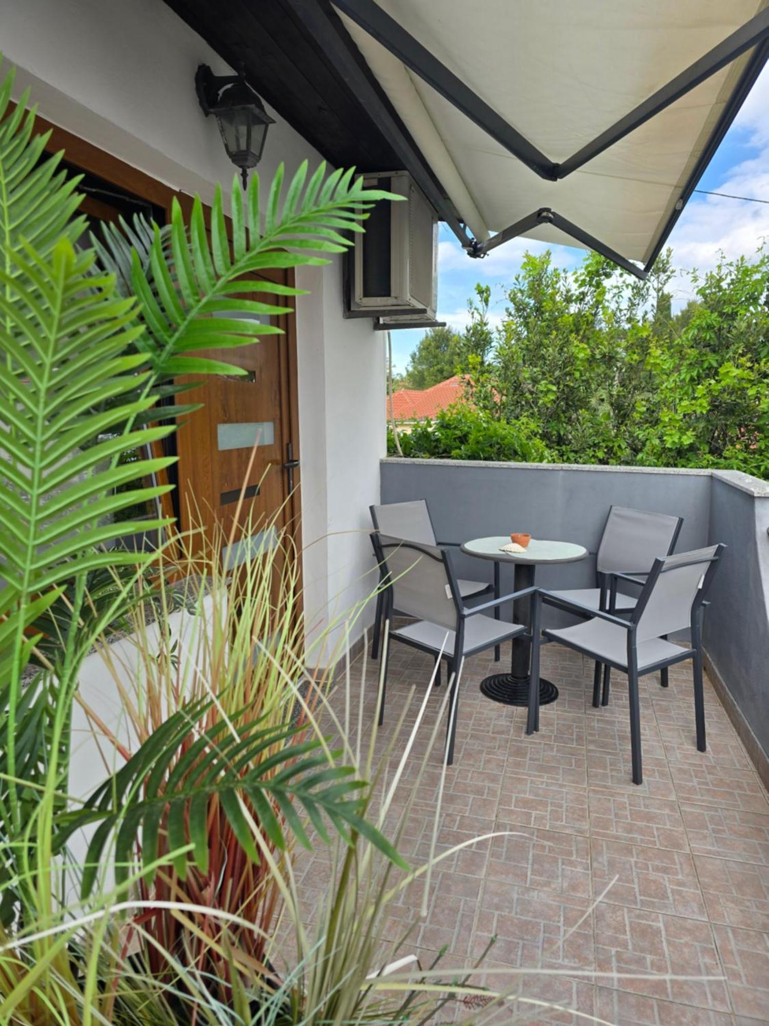 Apartments Lola Biograd Na Moru Bagian luar foto