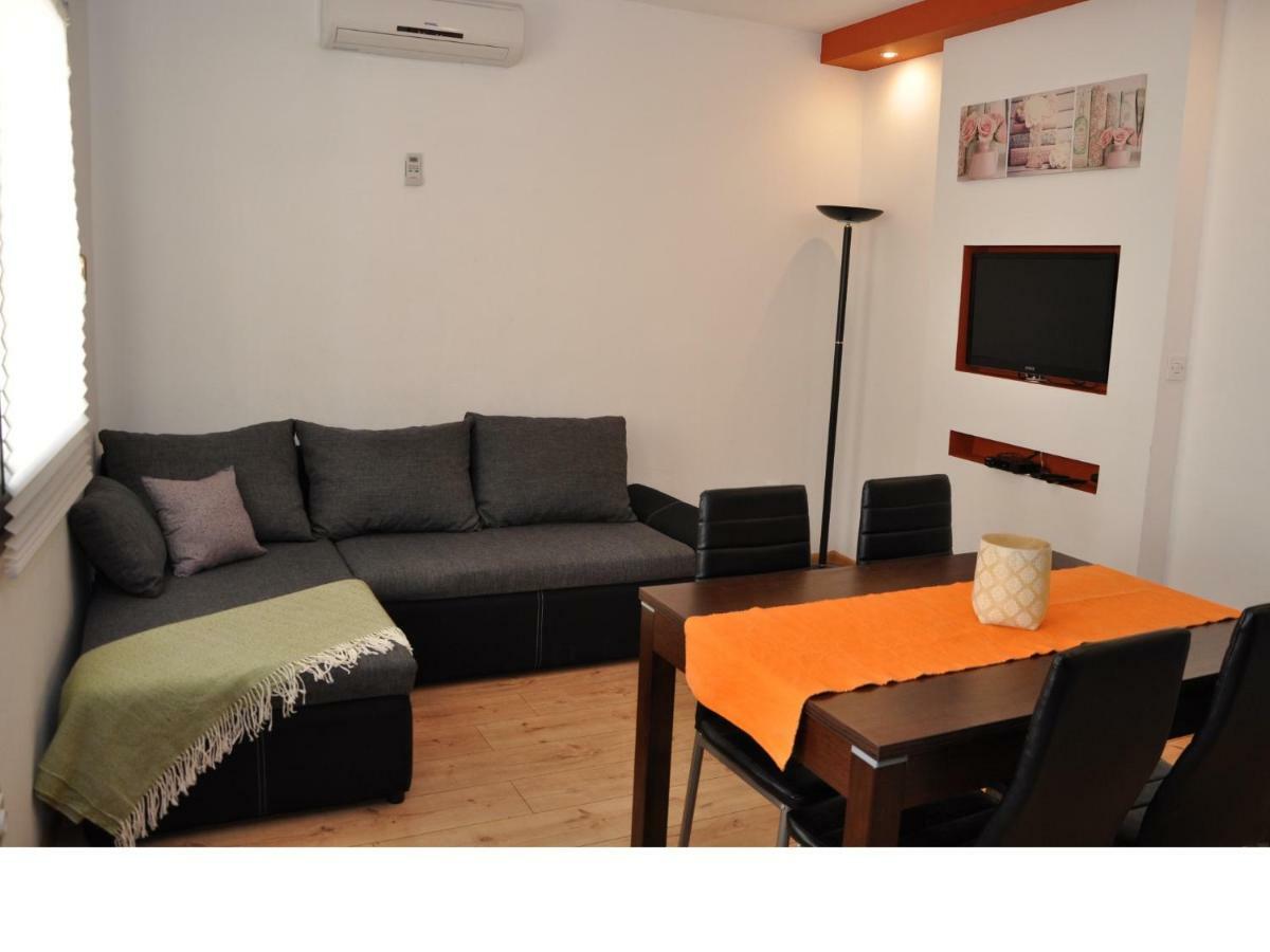 Apartments Lola Biograd Na Moru Bagian luar foto