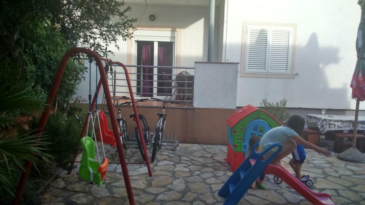 Apartments Lola Biograd Na Moru Bagian luar foto