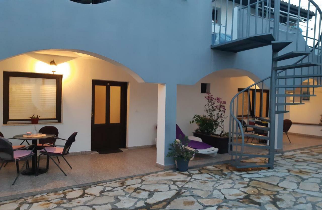 Apartments Lola Biograd Na Moru Bagian luar foto