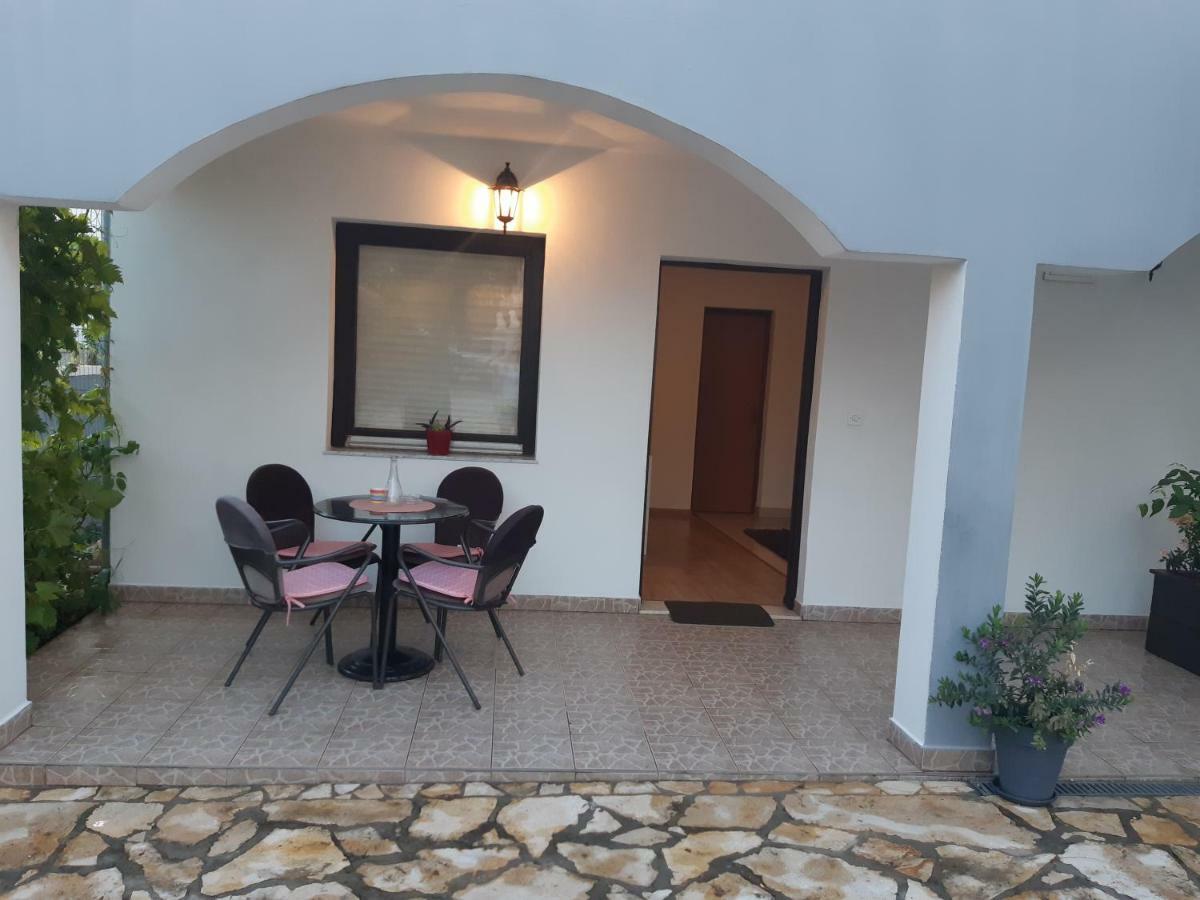 Apartments Lola Biograd Na Moru Bagian luar foto