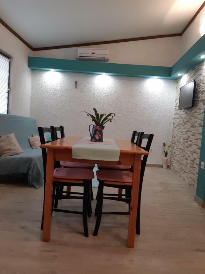 Apartments Lola Biograd Na Moru Bagian luar foto